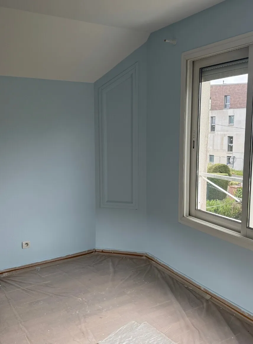 Chambre sous combles peinte en bleu pastel