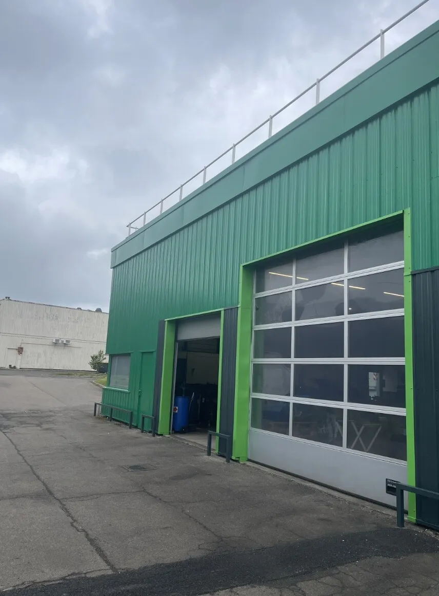 Façade du centre Feu Vert, après