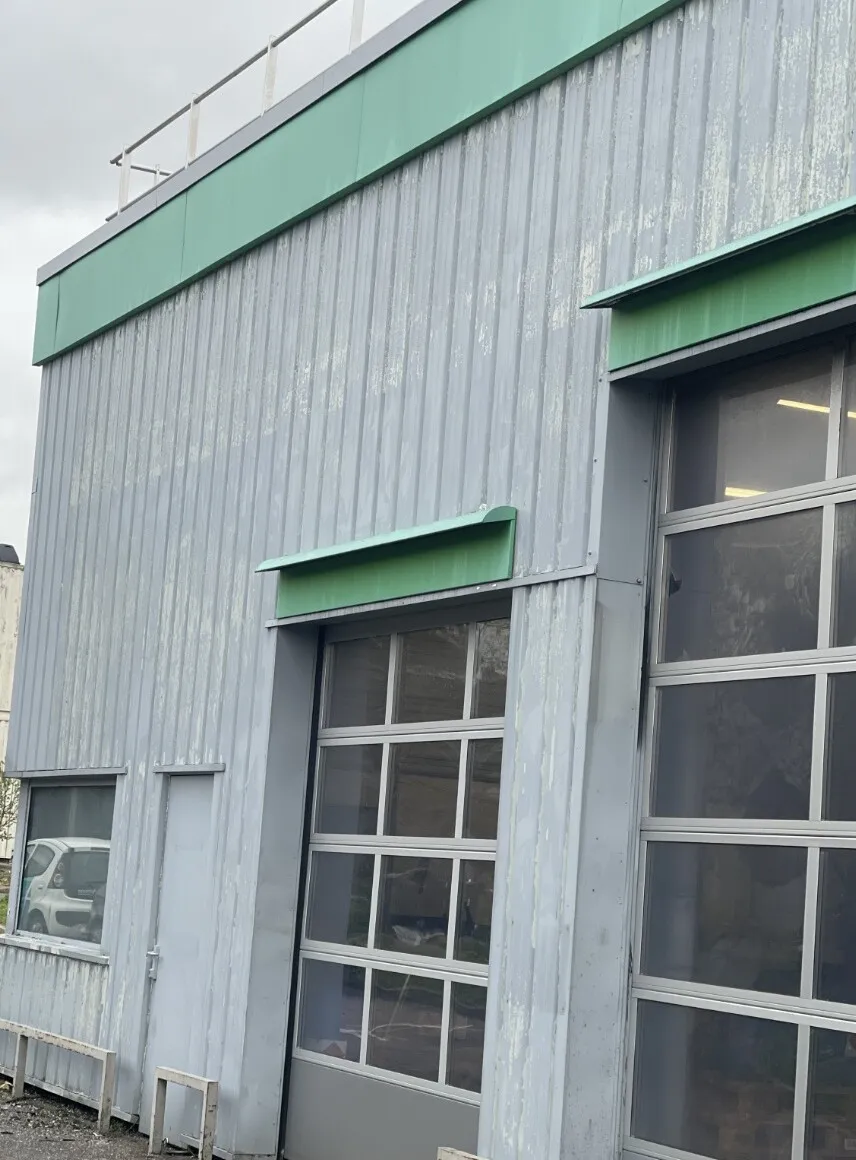 Façade du centre Feu Vert, avant