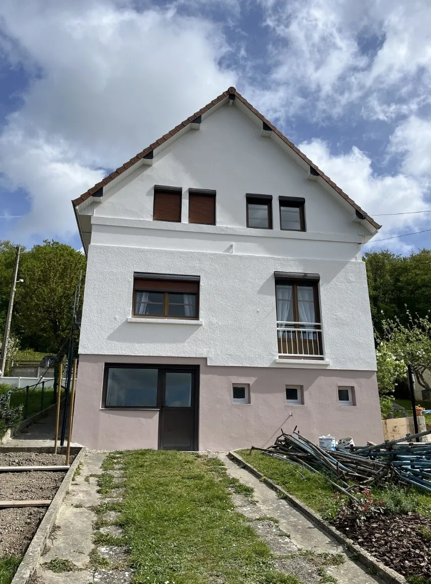 Maison à la façade blanche