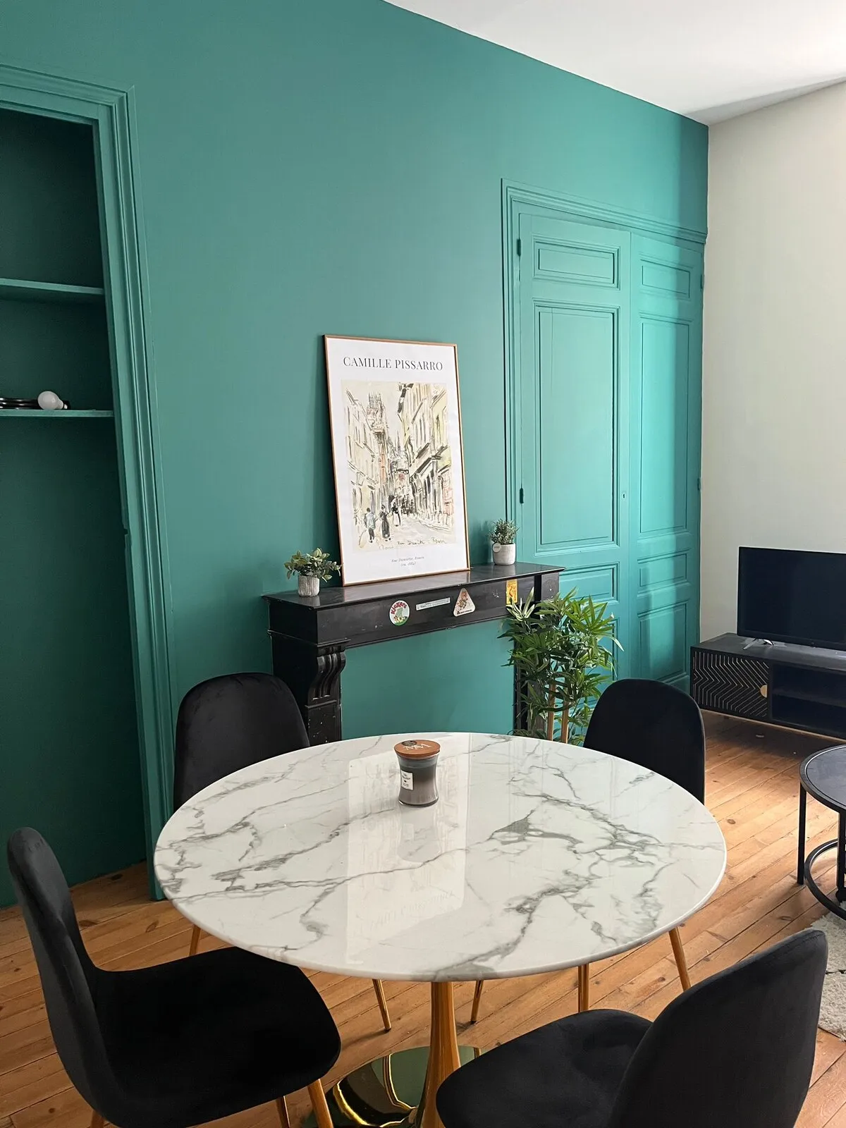 Salle à manger aux murs vert profond